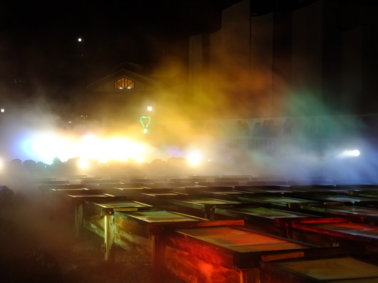 夜の草津温泉・湯畑の風景