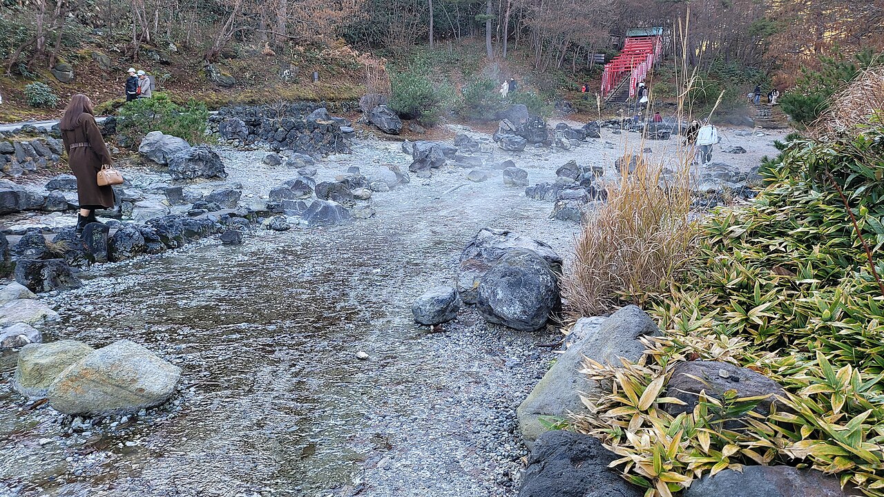 西の河原公園の岩場と湯川