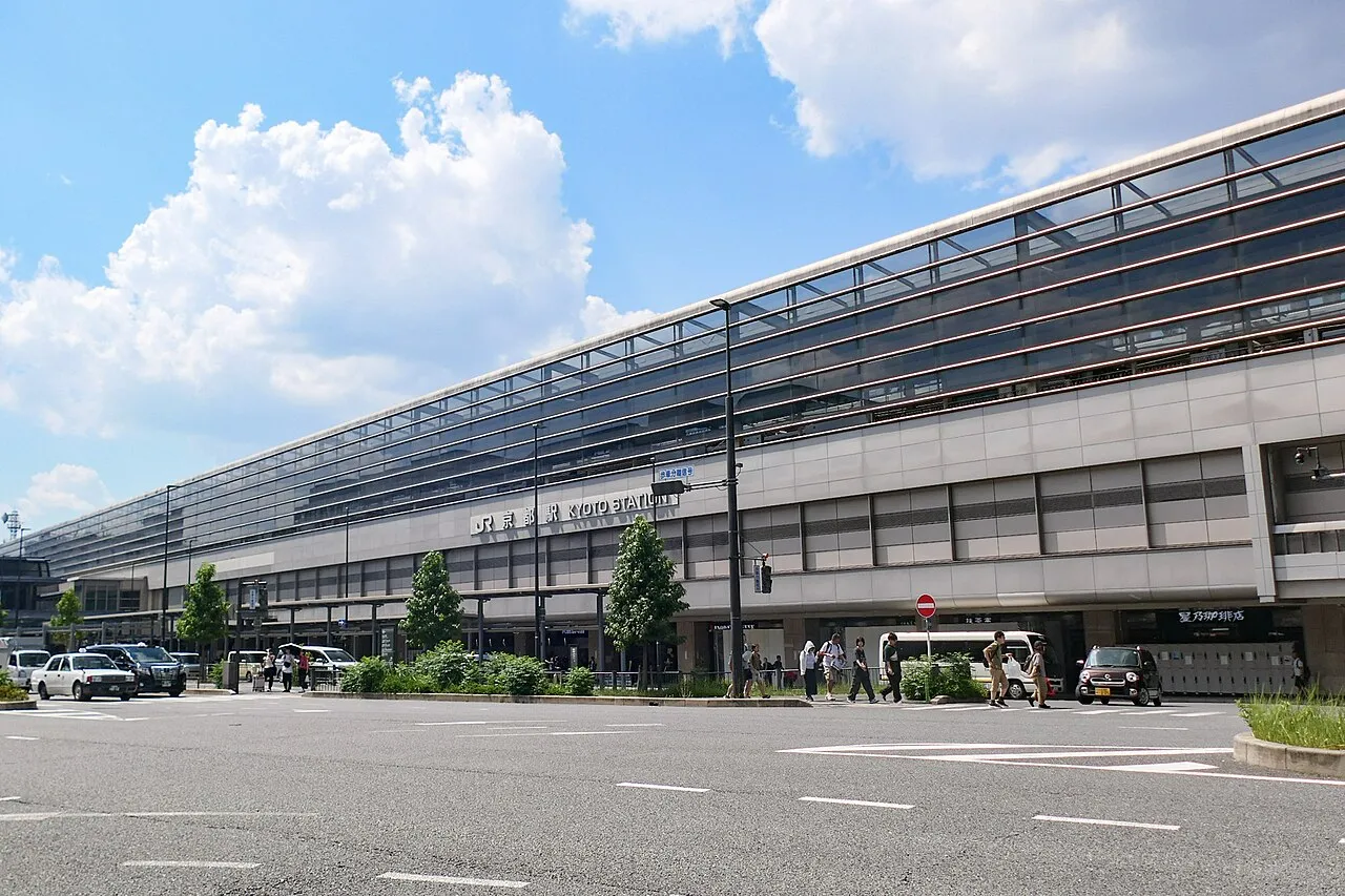 京都駅八条口側の駅舎外観