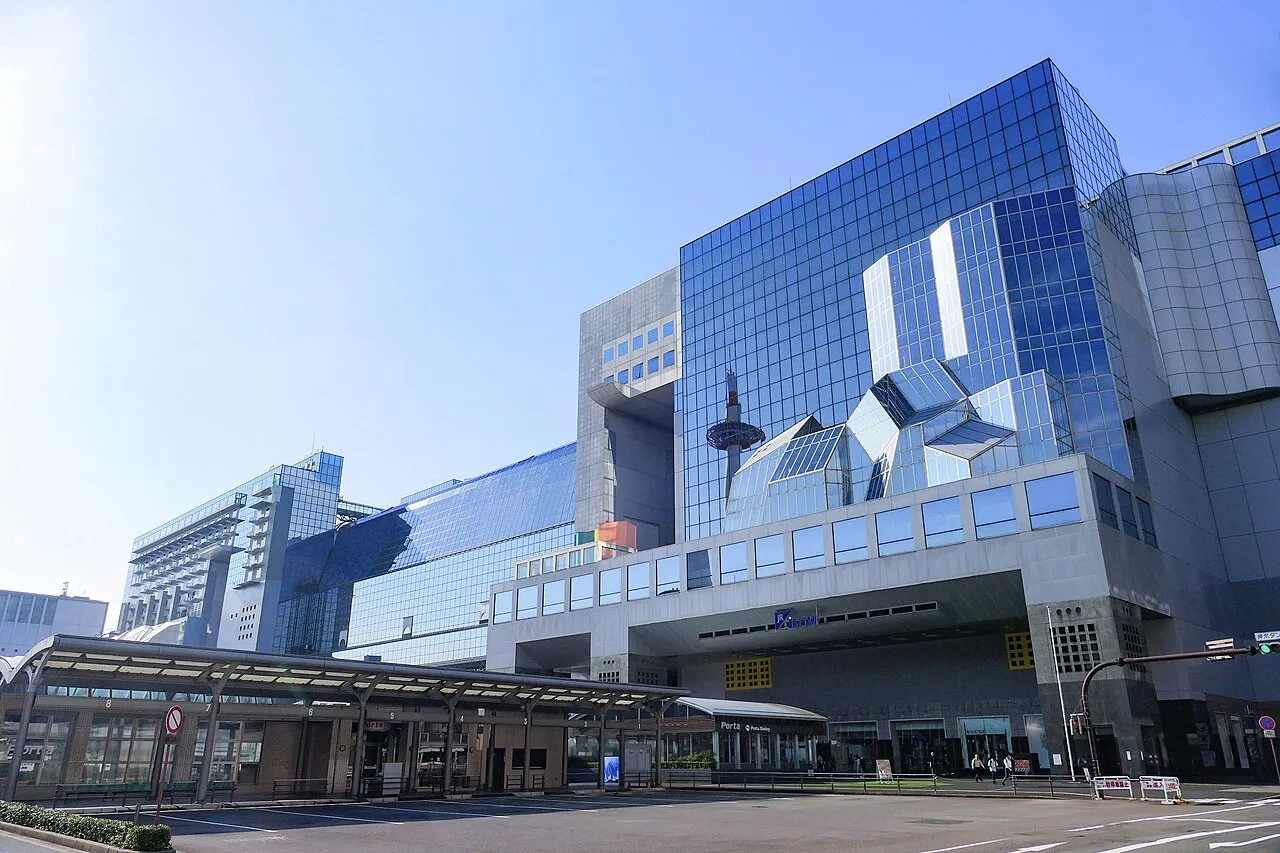 京都駅中央口側の駅ビル外観