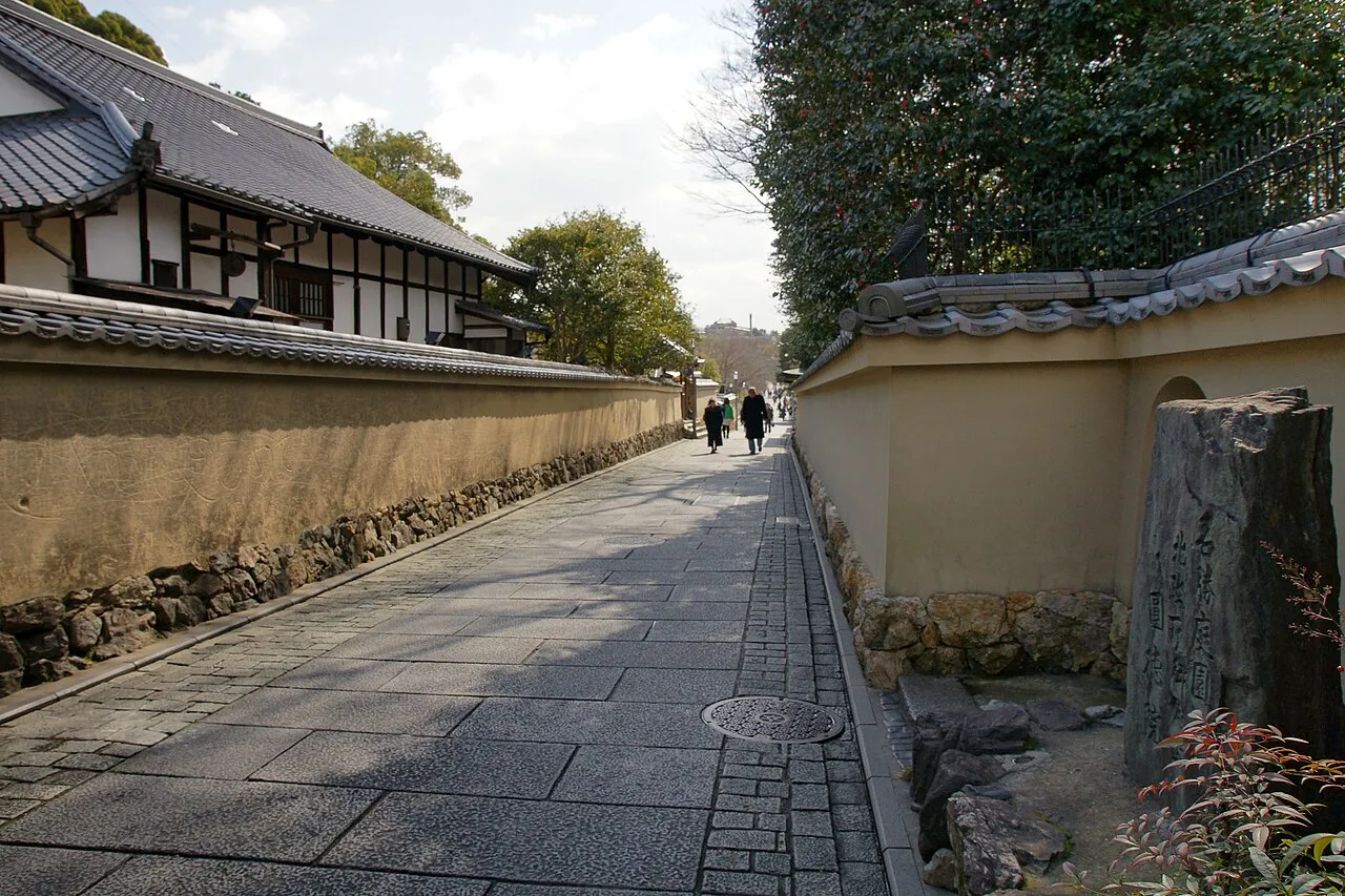 高台寺の西側に延びる石畳のねねの道