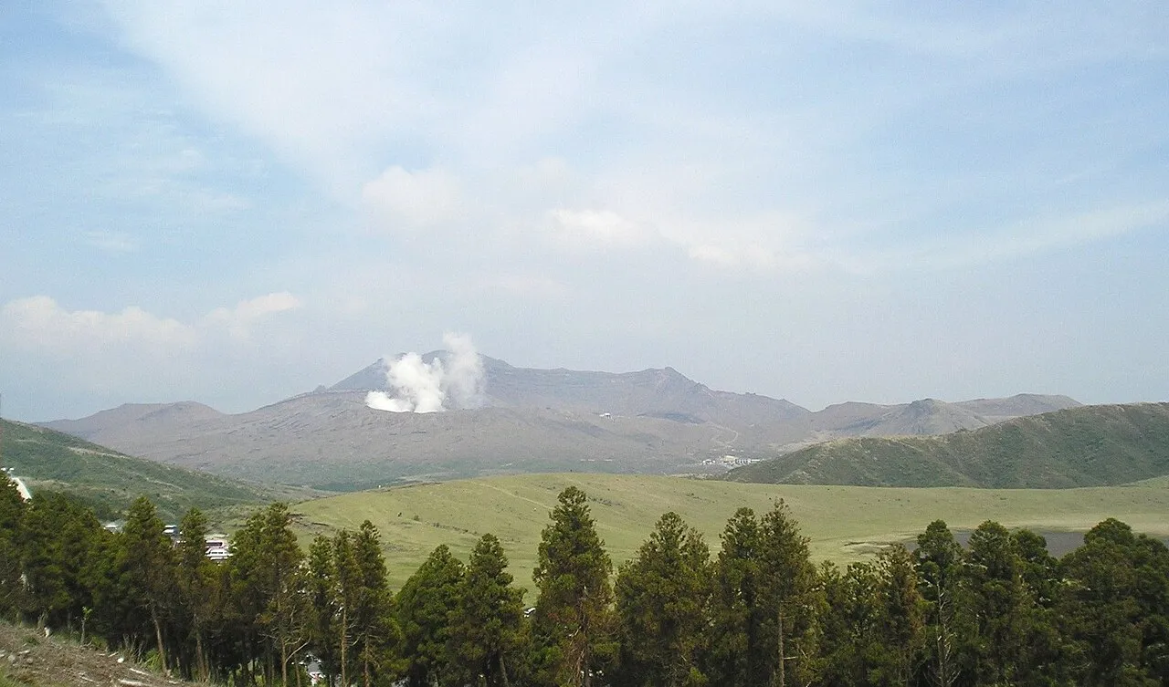 草千里の展望地点から見た阿蘇中岳方面の遠景