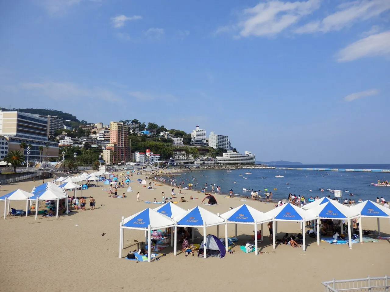 熱海サンビーチの海と砂浜