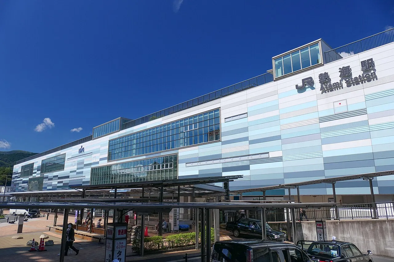 熱海駅の駅舎と駅前広場