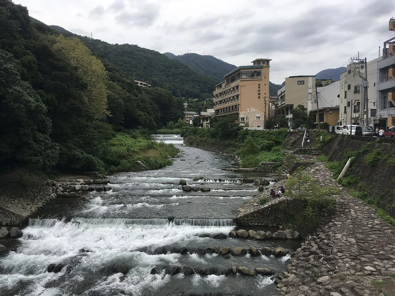 箱根湯本の早川と街並み