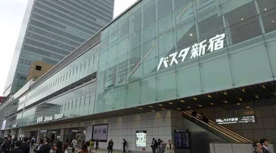 東京駅から電車で向かうバスタ新宿の外観