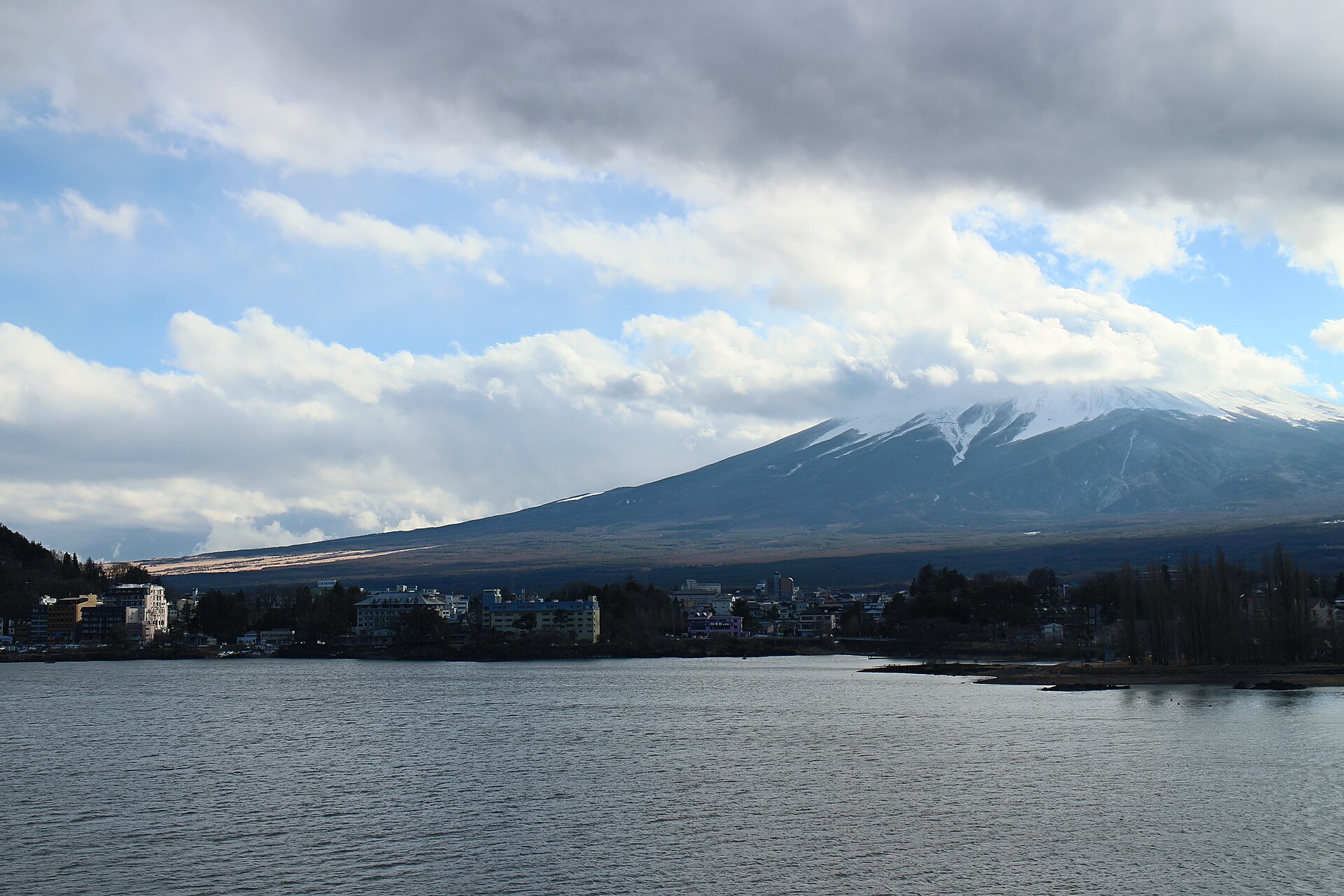 河口湖の向こうに雪をいただく富士山