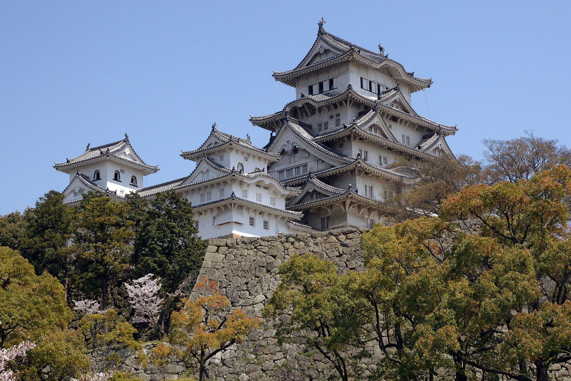 青空にそびえる白壁の姫路城