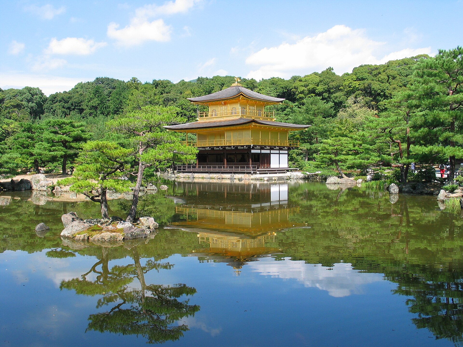 池に姿を映す京都の金閣寺