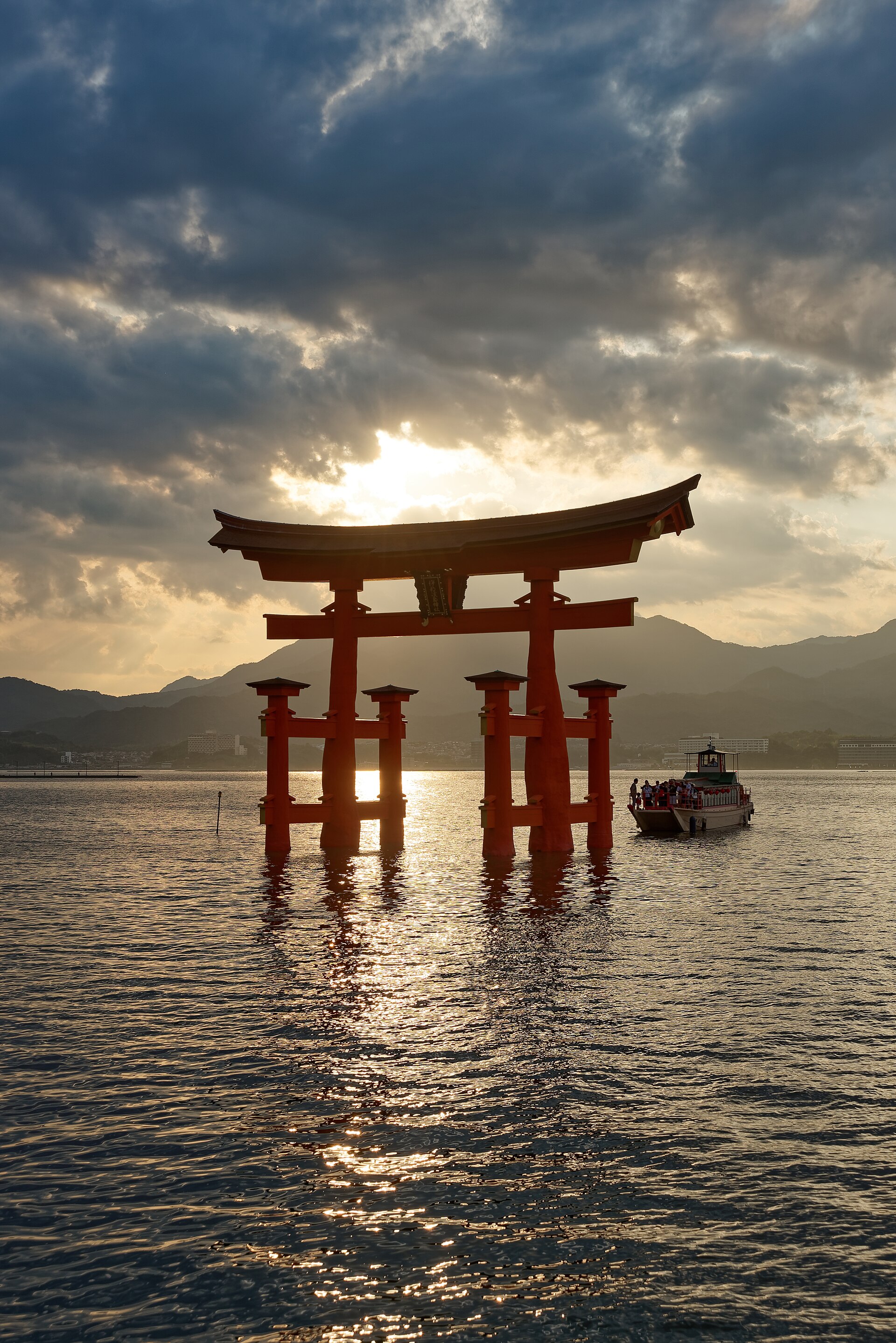 夕暮れの海に立つ宮島の大鳥居